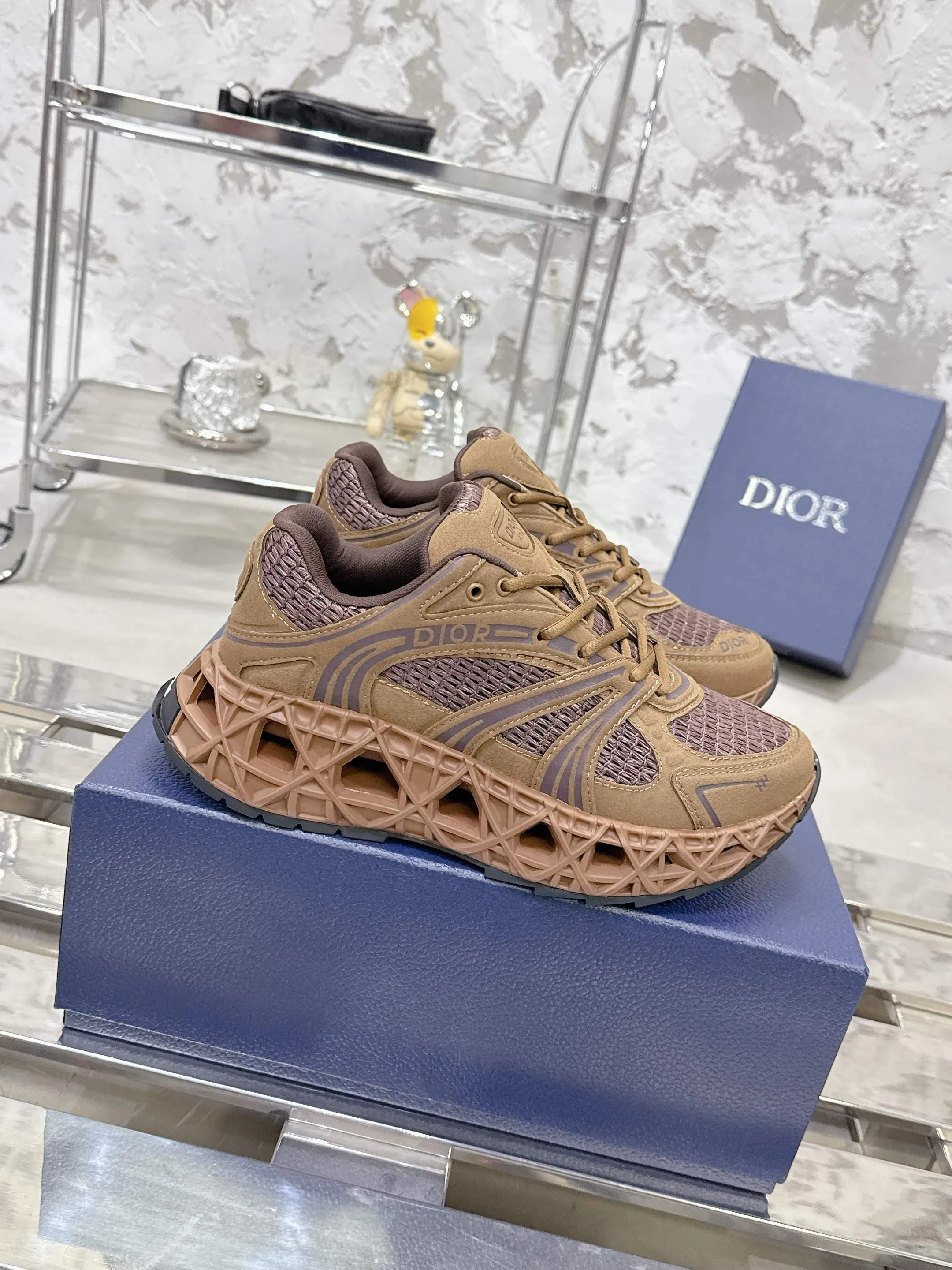 Factory price 780💰 Top version! ! ! Dior (B35) DIOR spring and summer men's wear show, the show was held at the Valle de Grasse School in Paris. Kim Jones drew inspiration from the works of South African artist Hylton Nel. The details of the shoes, clog soles and tribal elements, cleverly blended luxury craftsmanship and practicality, with fresh childishness and bright temperament, creating a new season hot spot. Dior KAWA Dior co-branded casual sports shoes reinterpret running shoes with Dior's high-end style. B35 is made of fine-textured leather and mesh fabric materials. It can be worn in all seasons, is comfortable and breathable, and has multiple lines on the shoe body to outline details. It has a full retro three-dimensional feel and can create a casual look all year round! Fabric: Cowhide/customized cloth material Lining: Imported breathable mesh Outsole: Original molded outsole Size: 39-46 (customized at 45.46)